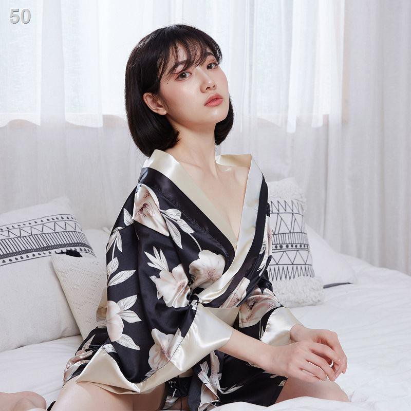 Con thỏ cái trong bộ đồ lót khiêu gợi cởi thẳng vào kimono sexy áo choàng tắm màu tối của Nhật Bản pyjama đầy c