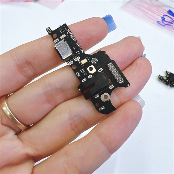 Cụm sạc Realme C25