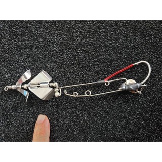 1 Khung lưỡi chong chóng xoay gắn vào mồi mềm Ribbit