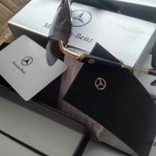 Kính Mercedes Benz.