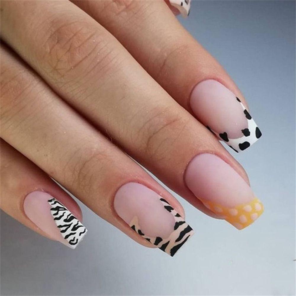 Miếng Dán Trang Trí Móng Tay Hình Bò Sữa 3D Màu Trắng Đen