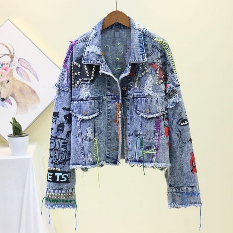 Áo Khoác Denim Ngắn Đính Đinh Tán Họa Tiết Graffiti Độc Đáo Cho Nữ