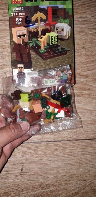 Lắp ráp 1 hộp LegoMineCraft MyWord 93082 có nhiều chi tiết bằng nhựa ABS