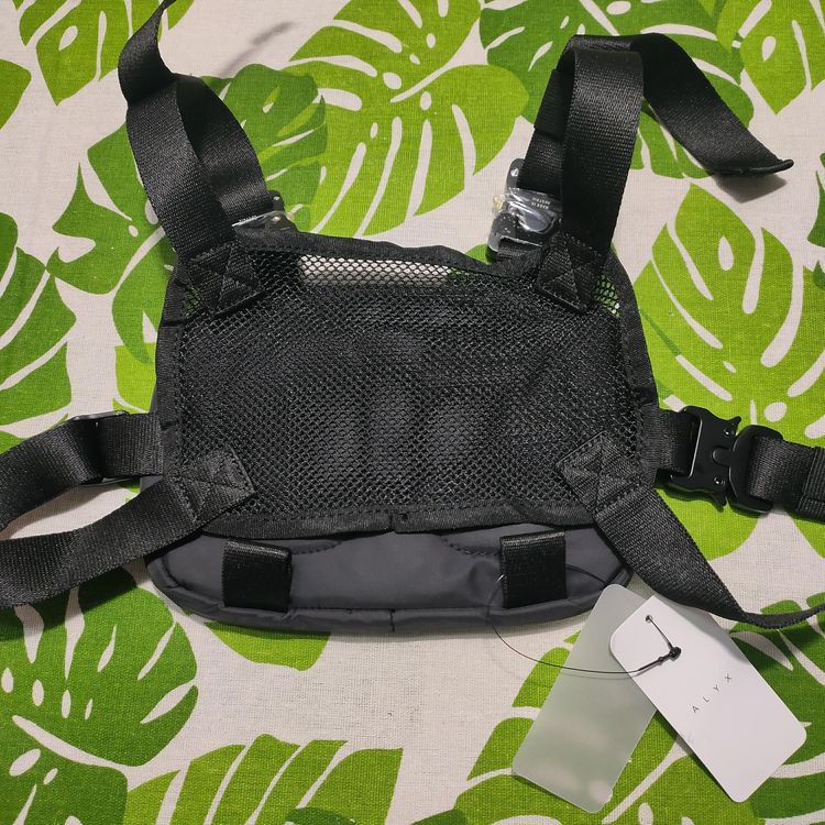 Túi đeo ngực 1017 ALYX 9SM buckled messenger bag ss20