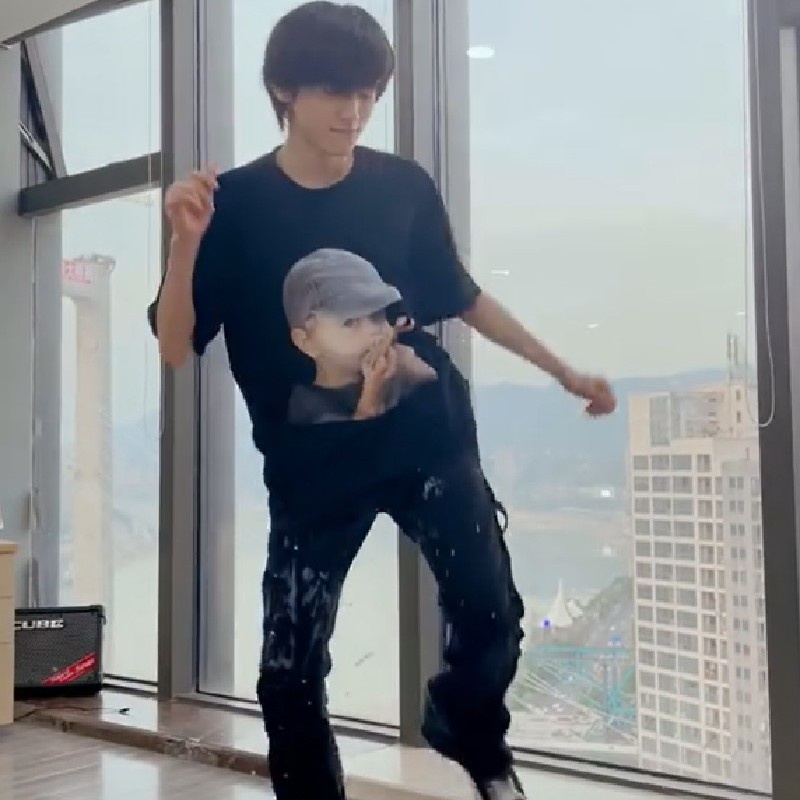 Áo thun ngắn tay Tnt Tống Á Hiên in hình em bé