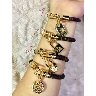 Vòng tay da hot nhất hiện nay