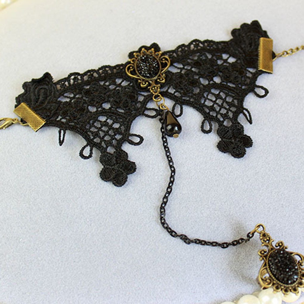 Vòng tay thiết kế ren màu đen kết hợp cùng nhẫn có đính đá phong cách quyến rũ | BigBuy360 - bigbuy360.vn