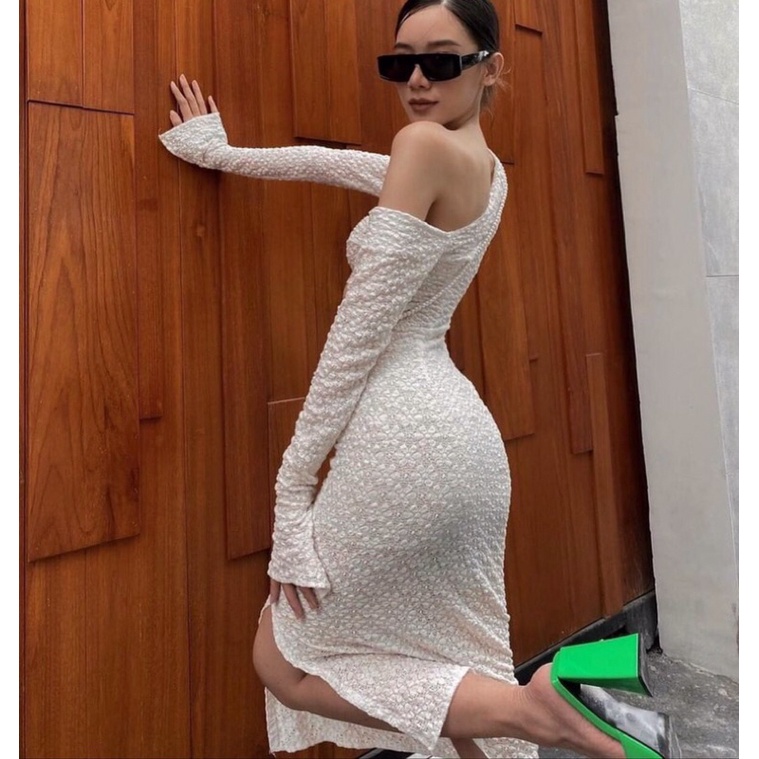 Đầm body trắng tay dài xẻ đùi khoét vai cutout
