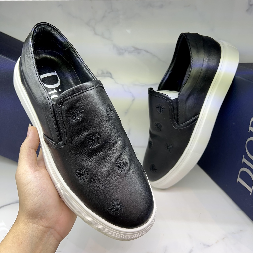 Giày Slipon Dior da bò thêu họa tiết ong