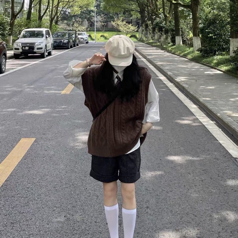 Áo gile len màu nâu cổ chữ V hot trend