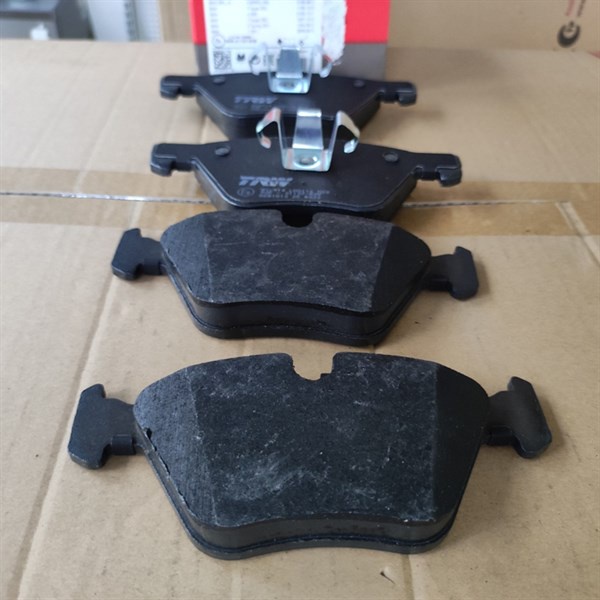 Bố thắng trước BMW 320i E90 2009 #BMW 34116777772 - #Brembo P06040 - #Bosch 0986494117 - #TRW GDB181