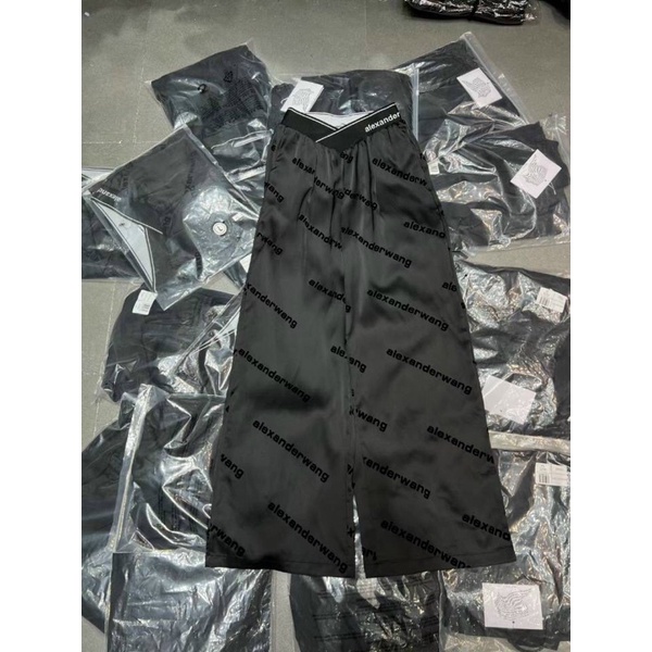 QUẦN SUÔNG LỤA ĐEN CẠP CHÉO CHỮ QC LOẠI 1 MS26671