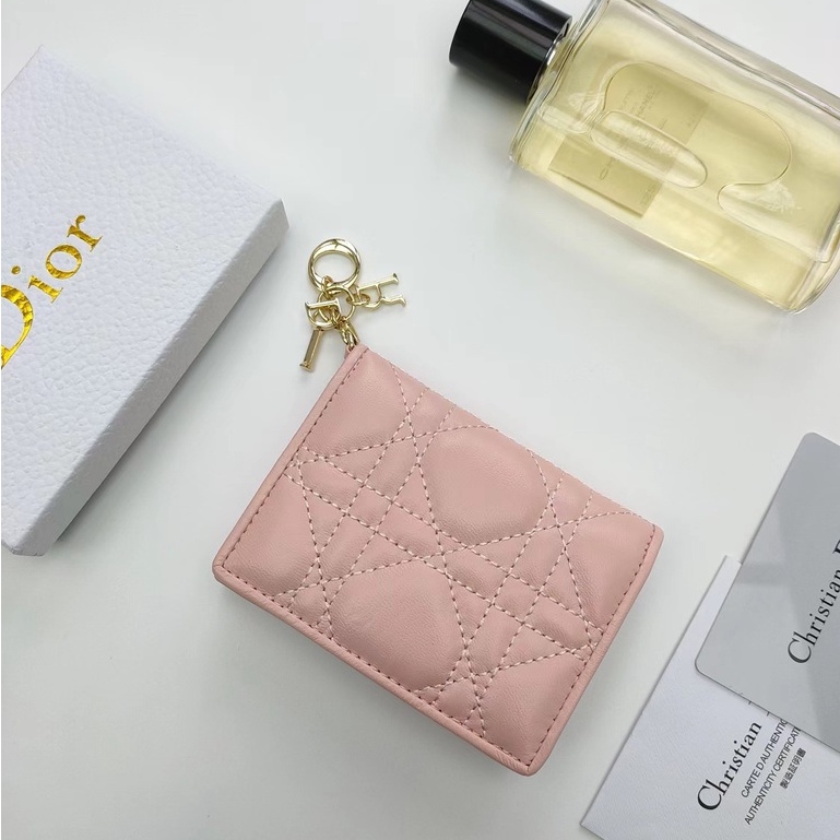 Sẵn sàng giao hàng cho quý bà Chủ thẻ lật Dior mới có hộp S0011