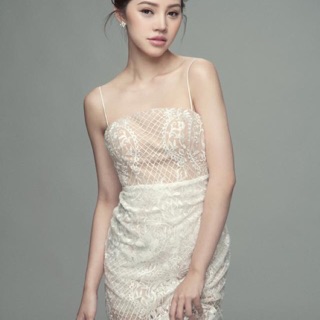 Đầm ren trắng 2 dây hở lưng mỏng manh