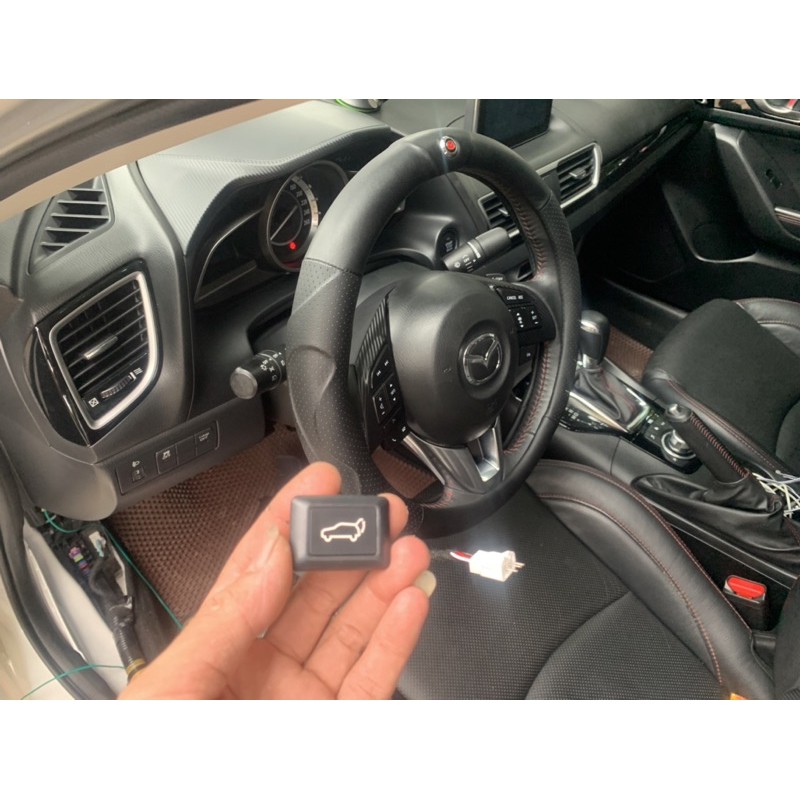 Nút ấn mở cốp trong xe Mazda3 2015-2019