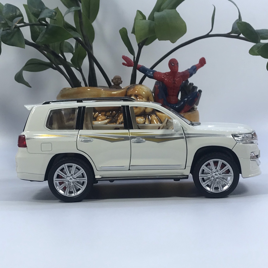 Mô hình xe ô tô Toyota Land Cruiser V8 tỷ lệ 1:24 bằng kim loại - chiếc xe của chủ tịch