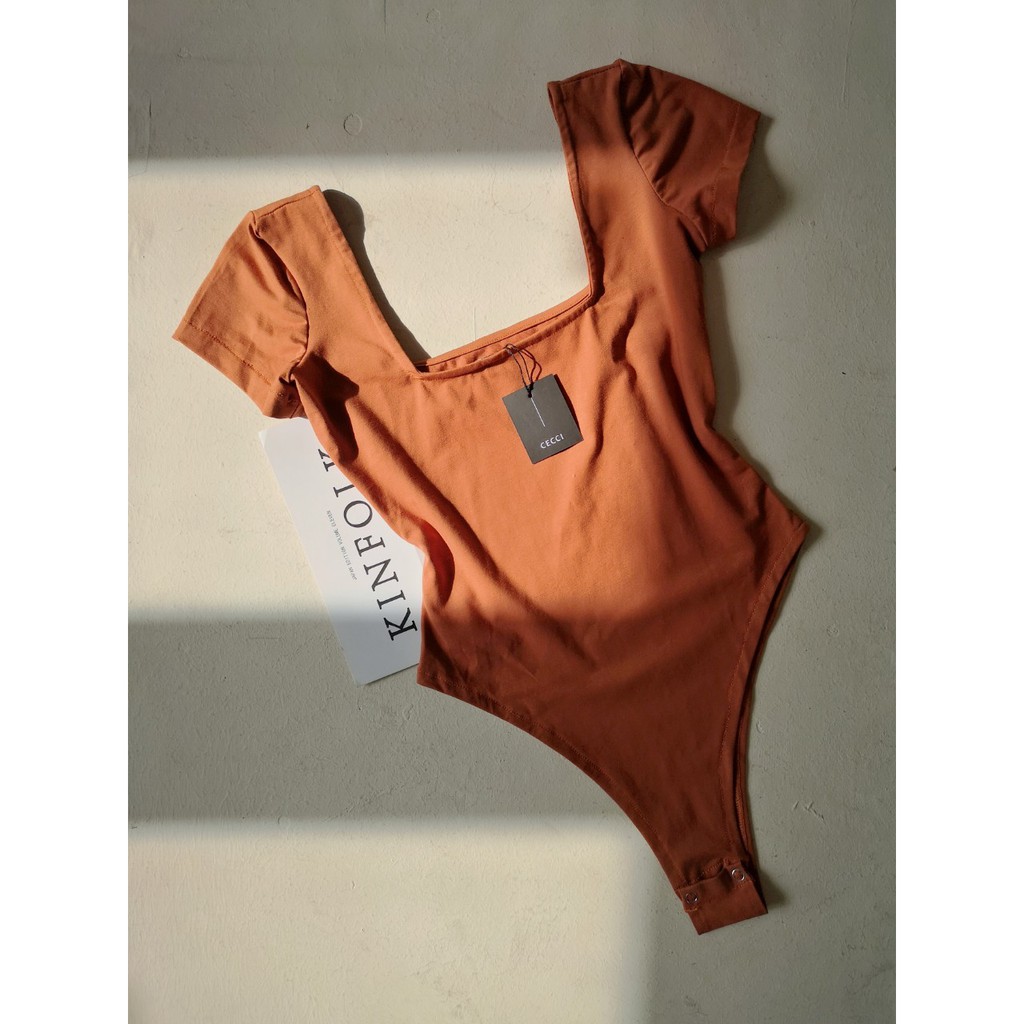 Áo bodysuit ROSIE cổ vuông cộc tay CECCI màu cam đất cotton 100% | BigBuy360 - bigbuy360.vn