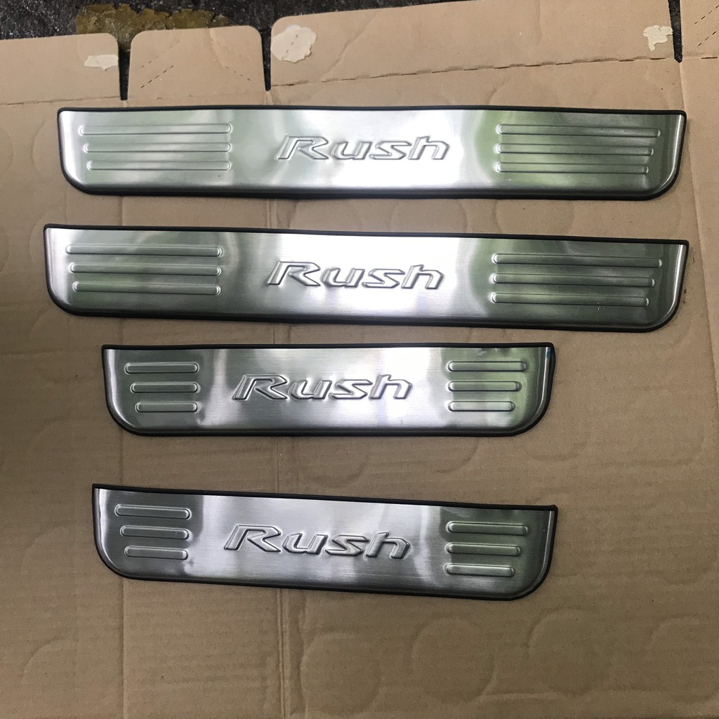 Bộ ốp bậc ngoài xe Toyota Rush dùng chung các form 2018-2021 inox