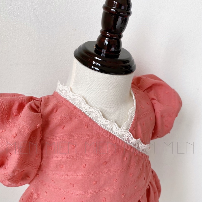 (R11) Bodysuit cổ ren chéo cho bé gái MIEN