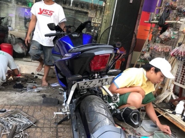 Pass biển số đút gầm gắn trực tiếp cho các dòng moto CB150 , R15 , TFX , FZ150 z1000 , z800