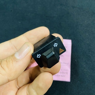 [PHỤ TÙNG] CÔNG TẮC TÍCH HỢP XI NHAN HAZARD CHO NHIỀU DÒNG XE HONDA (VUÔNG 30MM)
