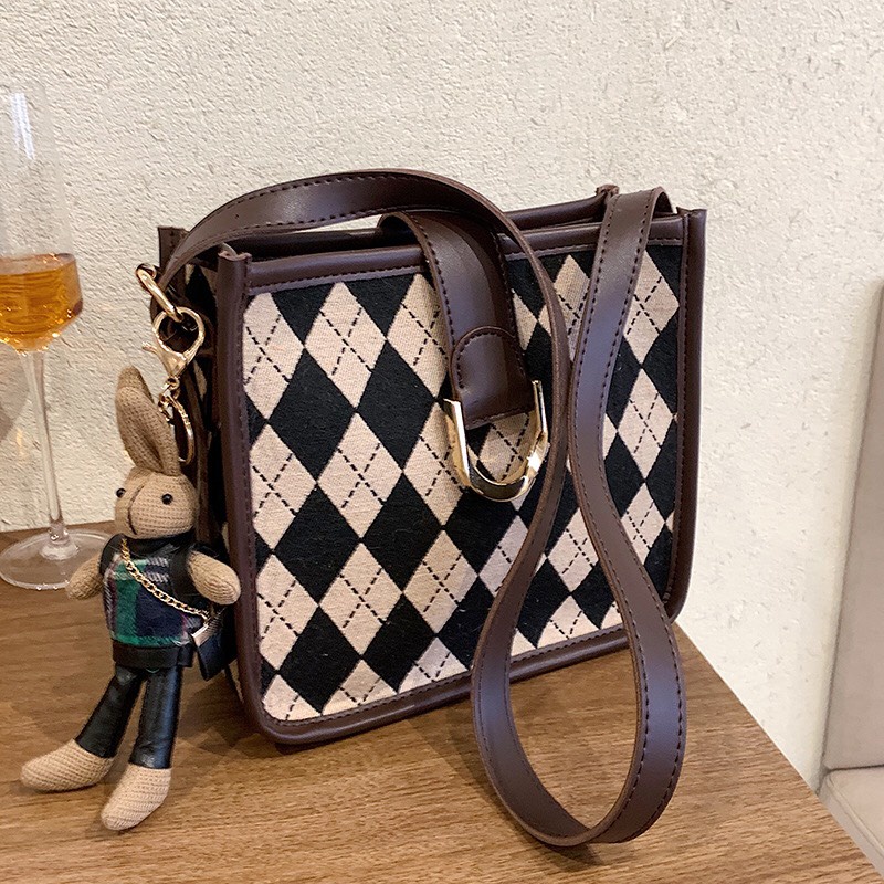 Túi tote họa tiết quả trám phối viền da nâu có khóa kéo style vintage P105