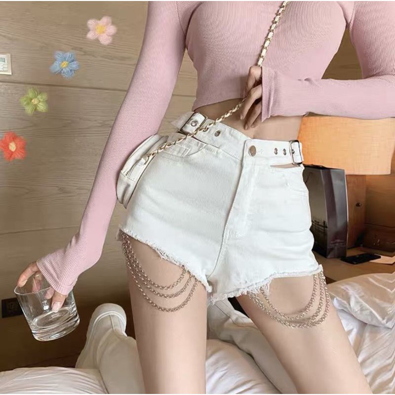 Quần shorts dây xích lưng cao