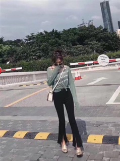 Quần jean ống loe xẻ tà