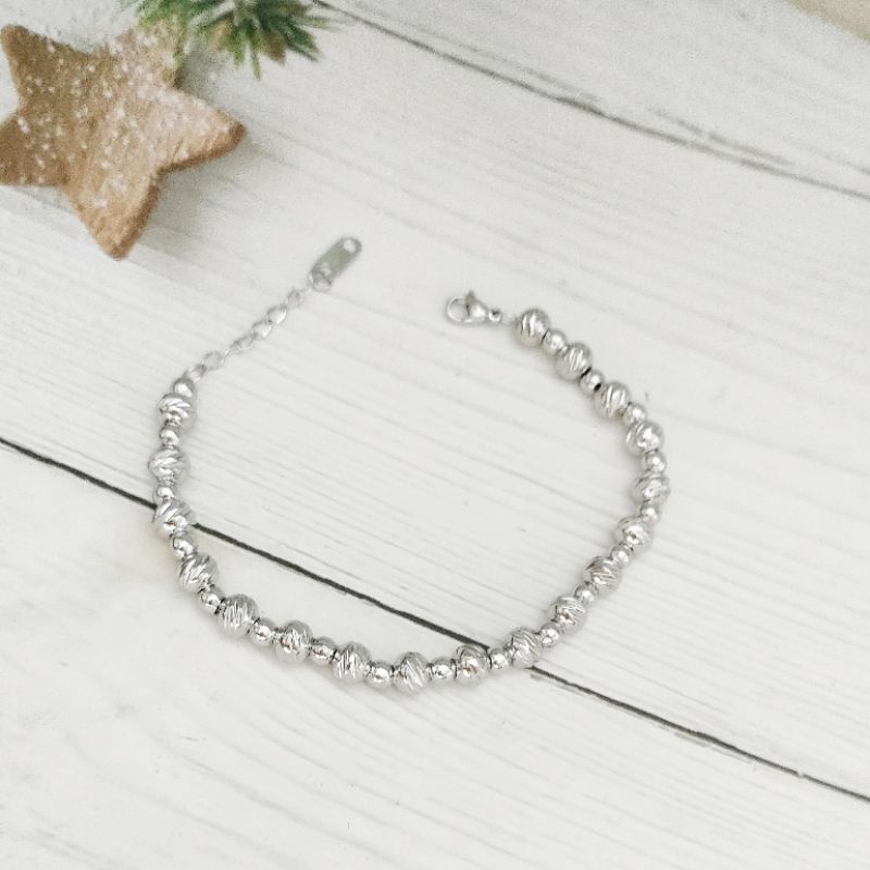 Lắc  tay nữ kiểu bi inox chạm chiếu sáng đẹp, không đen