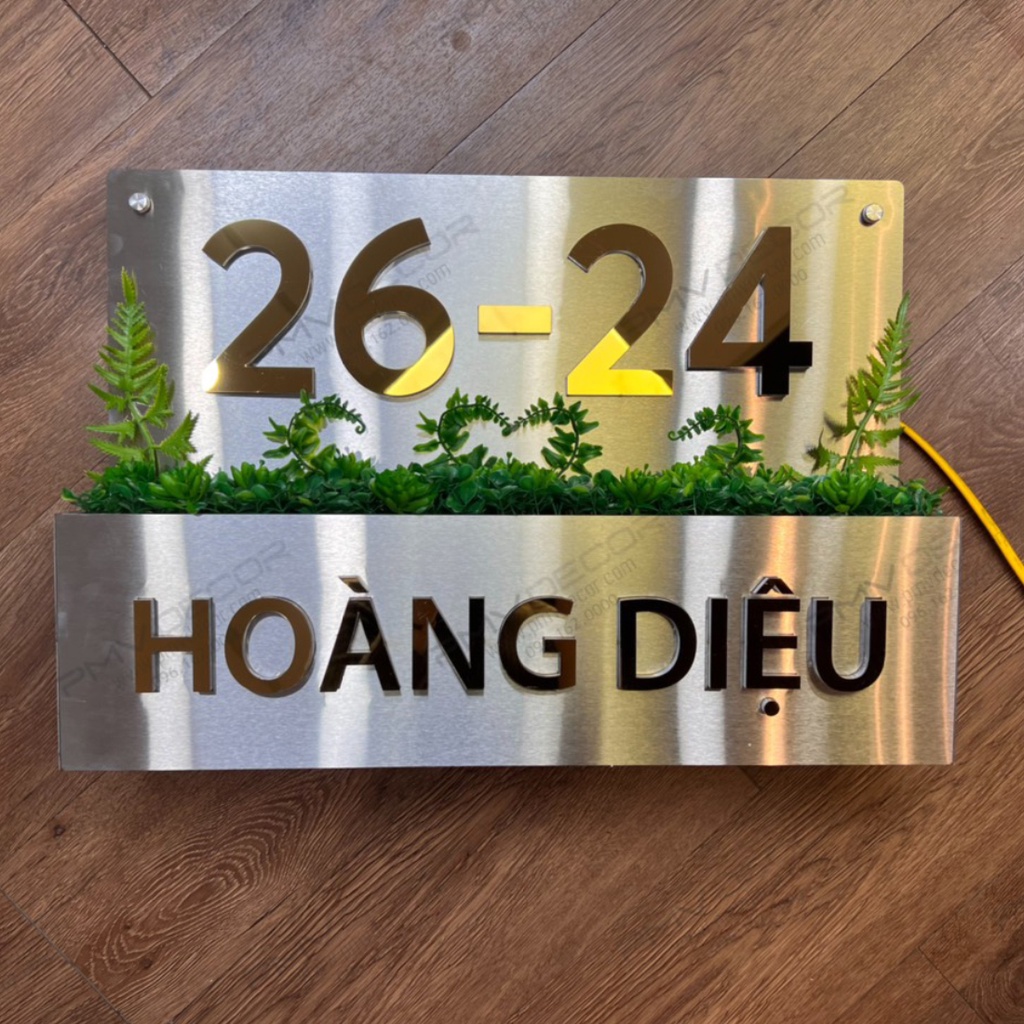BẢNG, BIỂN SỐ NHÀ. Inox 304 xước trắng, số nổi 1cm inox vàng, có hộp trồng hoa, ngoài trời. BSNIN-PMV43.1