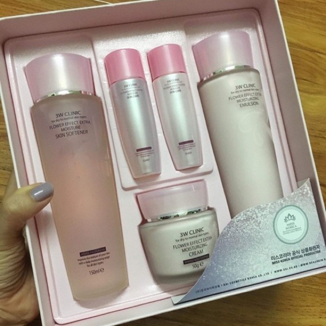 Bộ Dưỡng Da Chiết Xuất Từ Hoa Hồng 3W Clinic Flower Effect Extra Moisturizing Skin Care Set