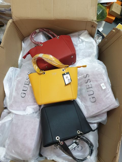 Túi cầm tay guess
