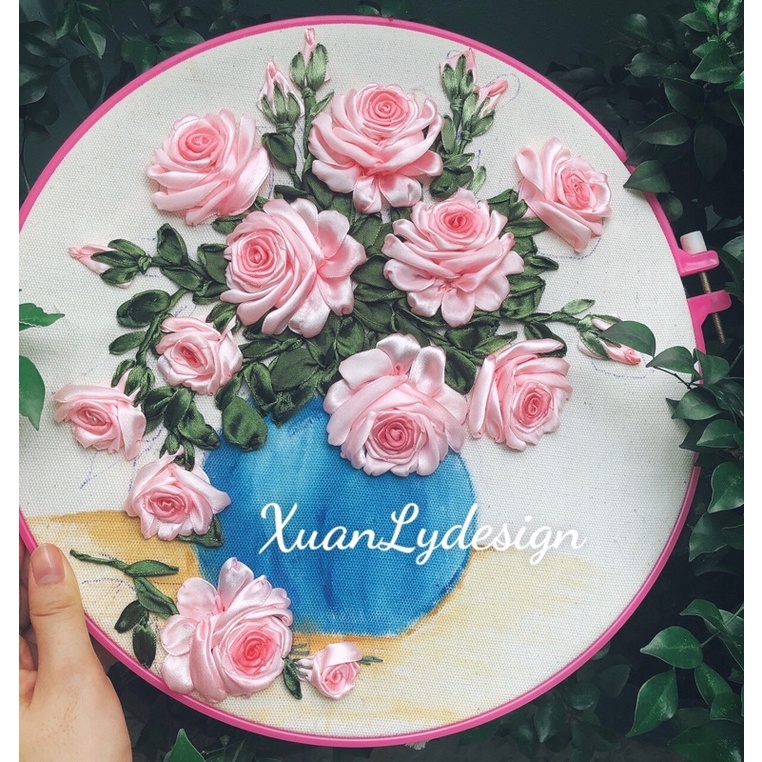 Tranh thêu ruy băng treo tường