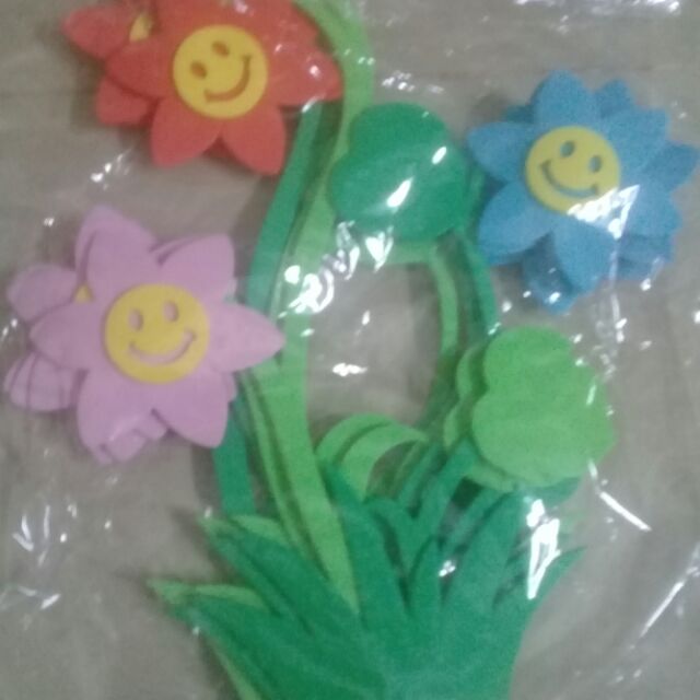 Hoa lá xốp bi tít sinh động tạo cho lớp một không gian nhiều màu sắc