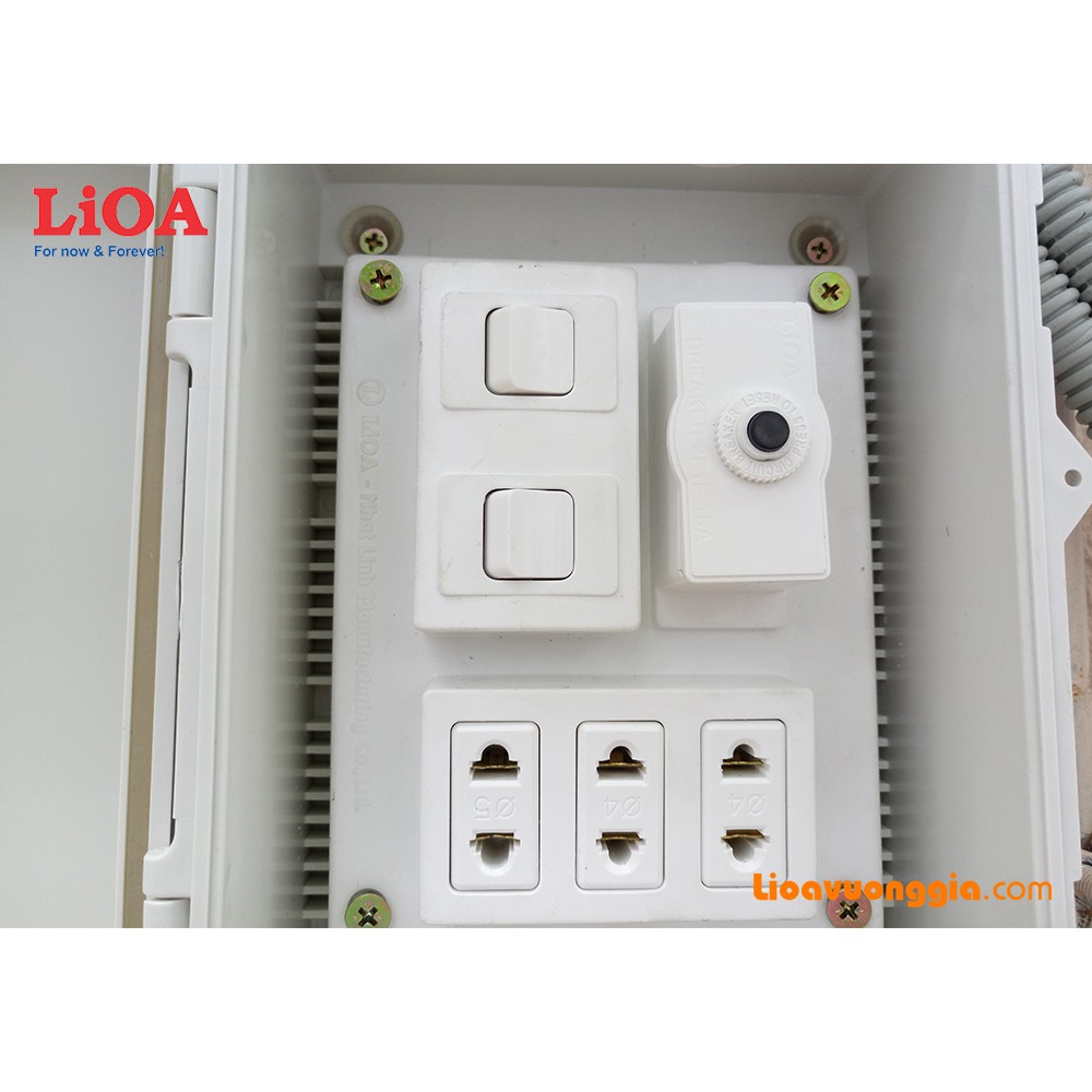 Bảng điện nổi LiOA 15A có 3 ổ cắm 2 công tắc B-CB15A2C