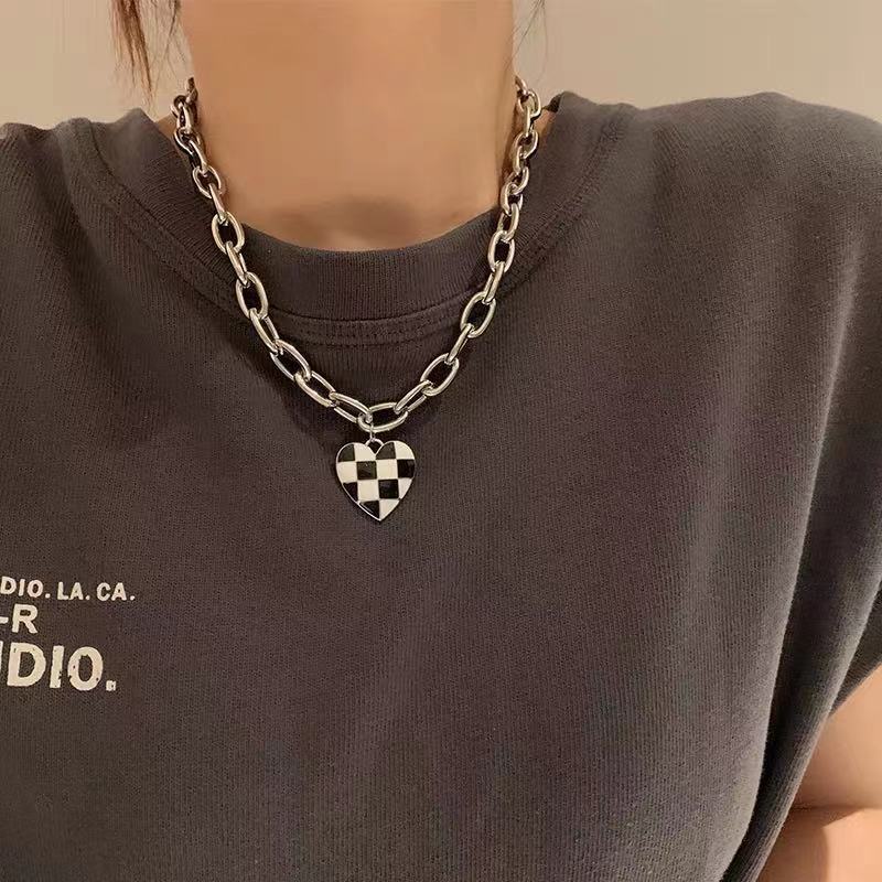 Dây chuyền mặt hình trái tim sọc caro trắng đen phong cách cổ điển thời trang dành cho nữ