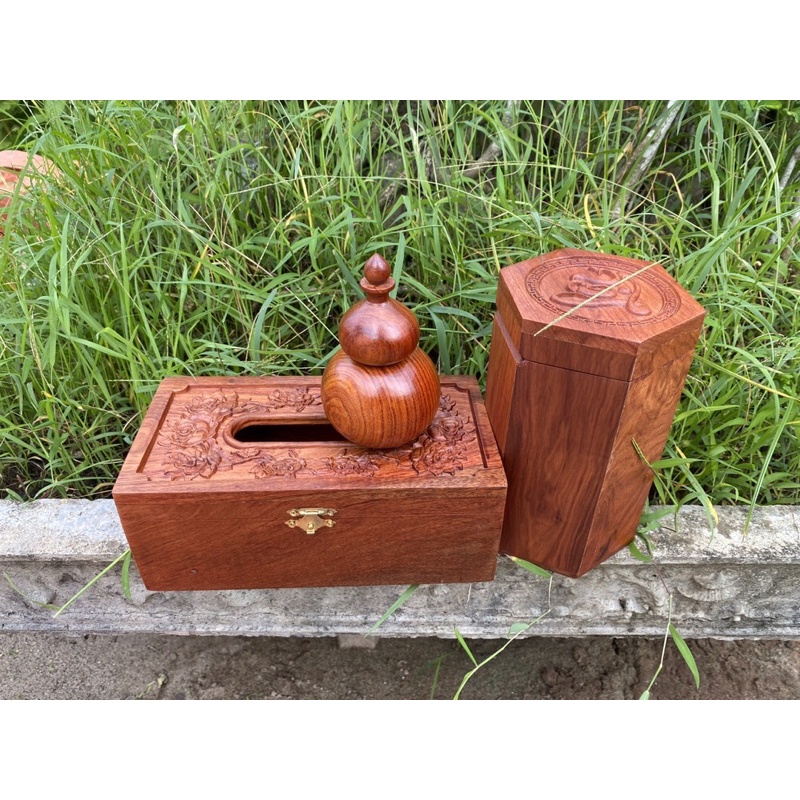 Bộ dùng trang trí bàn làm từ gỗ hương bao gồm hộp đựng chè , hộp đựng giấy ăn , lọ đựng tăm. Dùng cho dịp tết, trung thu