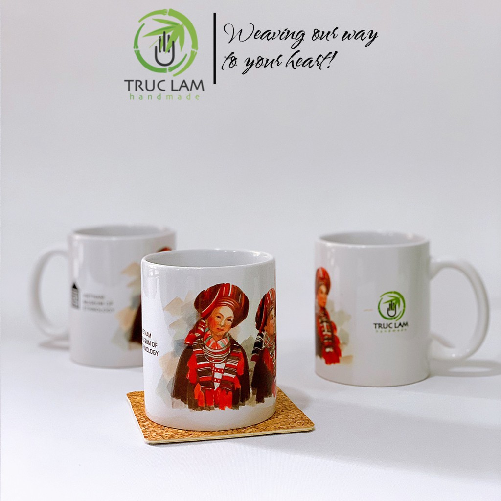 Cốc Uống Nước Có Quai Cầm Chất Liệu Sứ Bát Tràng In Hình 2 Cô Gái Người Dân Tộc Dao - Trúc Lâm Handmade