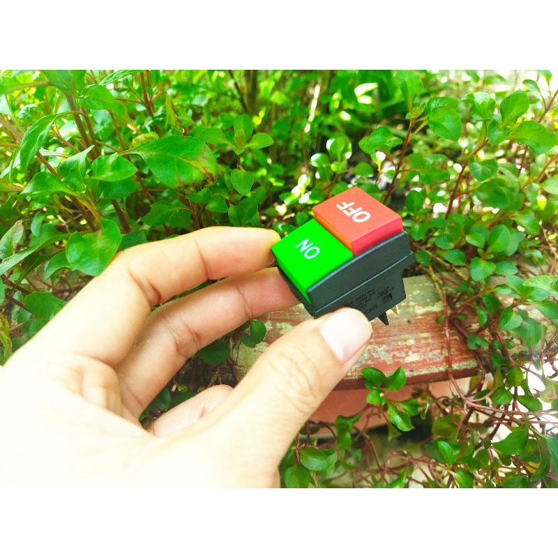 Công tắt 4 chân lắp đặt cho máy rửa xe gia đình.