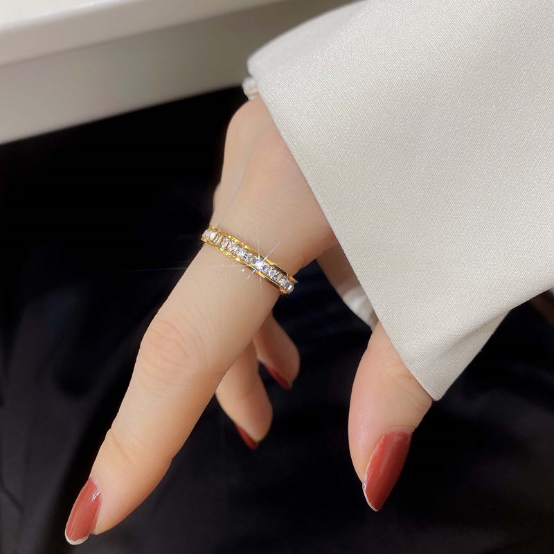 Nhẫn titan không gỉ mạ vàng 18k đính đá pha lê cao cấp thời trang mẫu năm 2023 dành cho nữ