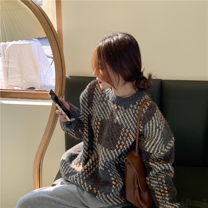 Áo sweater dáng rộng hở lưng phối màu phong cách retro Nhật Bản thời trang thu đông cho nữ 2021