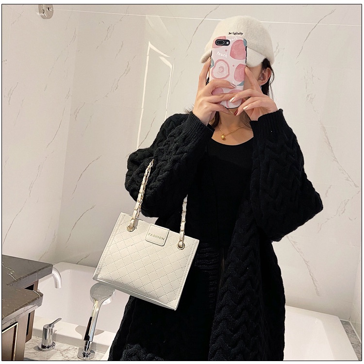 Túi da nữ cặp nách họa tiết ô lưới màu trắng hình vuông kích thước lớn và dây đeo chuỗi xích cá tính