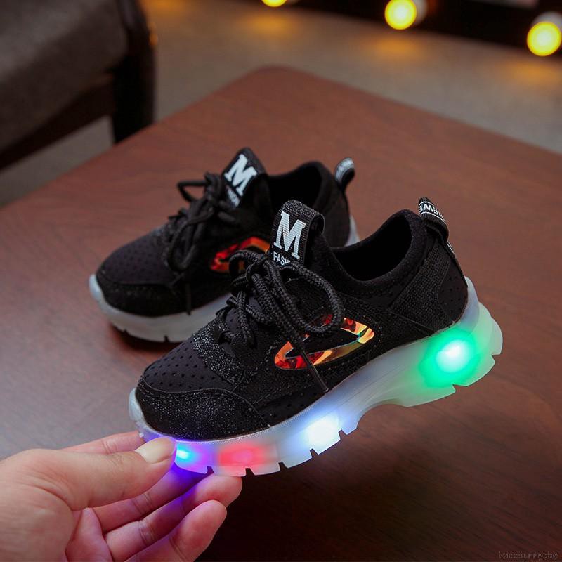 Giày đế gắn đèn LED chống trượt cho bé