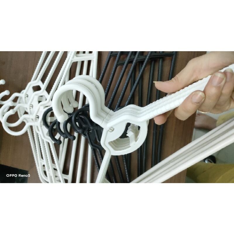 Móc treo quần áo bằng nhựa 2 màu trắng- đencổ xoay 360 dài 41cm chuyên dùng cho gia đình, shop thời trang giá rẻ
