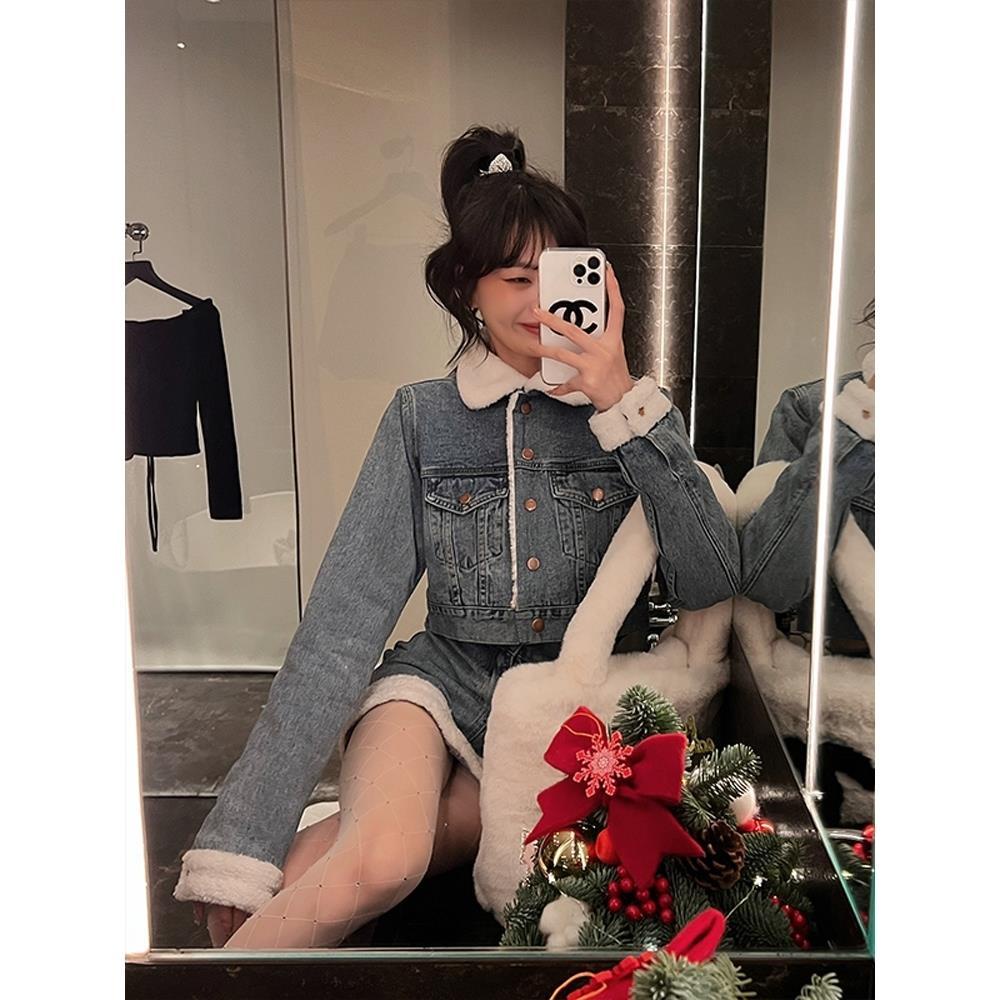 Set hai món với áo kiểu và chân váy denim phối len lông cừu phong cách Giáng sinh thời trang dành cho nữ
