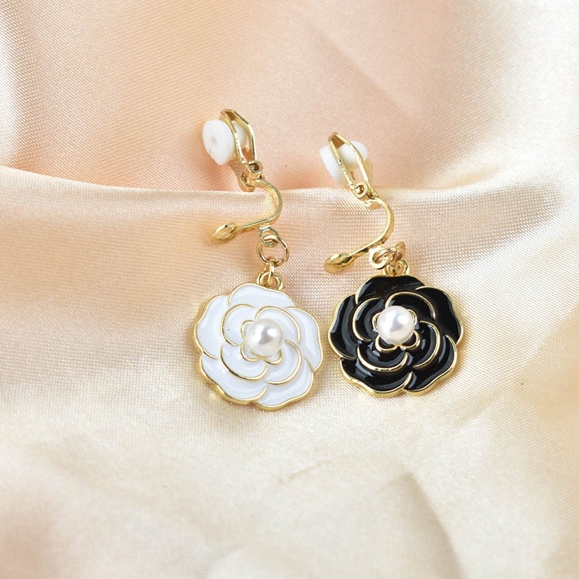 Khuyên Vành Tai Hình Hoa Tráng Men Màu Trắng Đen Không Cần Xỏ Lỗ