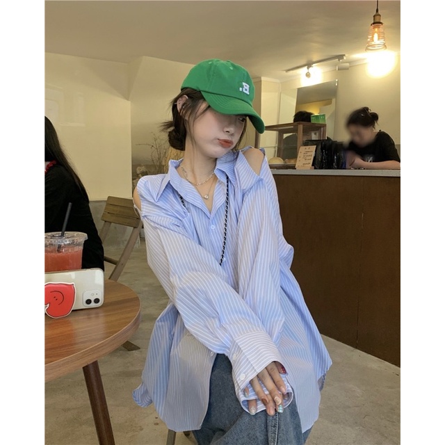 Áo sơ mi oversize xanh dương kẻ sọc trắng khoét vai mặc được hai kiểu dáng thụng trẻ trung phong cách hàn quốc xinh xắn
