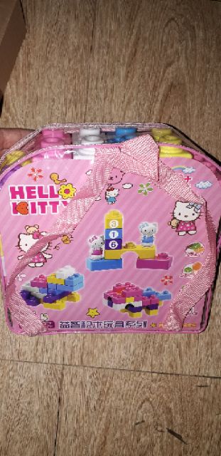 Một bộ giỏ ráp hình đa năng bằng nhựa kèm 2 chú mèo Kitty