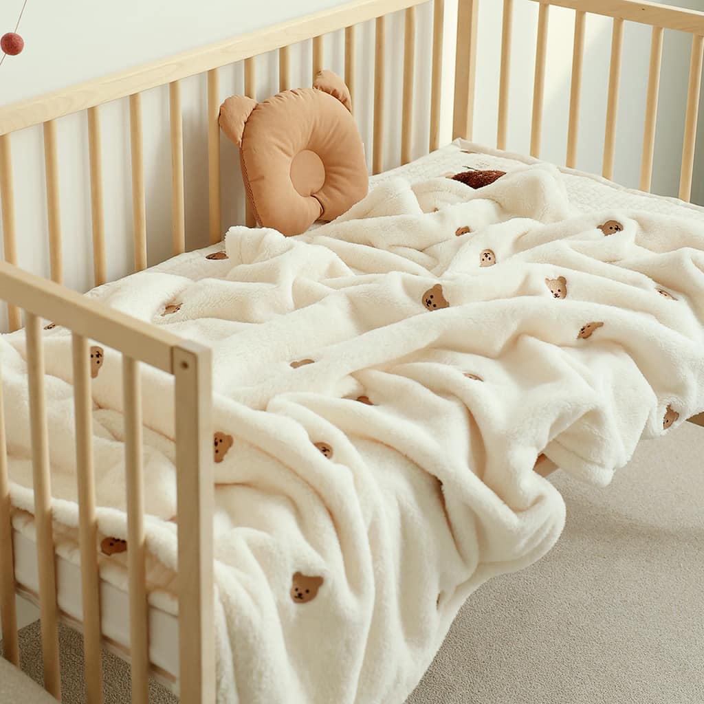 Chăn lông tuyết Chezbebe thêu họa tiết thỏ gấu, chăn lông mềm mịn cho bé 90x140cm - Monnie Kids