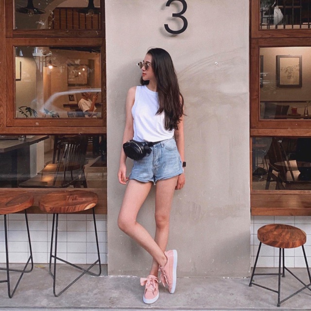 Đôi dép zara man với chất lượng cực kì đáng đồng tiền .Đơn giản dễ đeo ,dễ mĩ đồ .Hoạ tiết đơn giản không bh lỗi mốt nhé